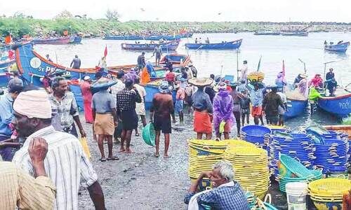 ക​ട​ൽ​ക്ഷോ​ഭ​വും കാ​റ്റും; പ​ര​മ്പ​രാ​ഗ​ത മ​ത്സ്യ​ത്തൊ​ഴി​ലാ​ളി​ക​ള്‍ക്ക് ക​ട​ലി​ൽ പോ​കാ​നാ​യി​ല്ല