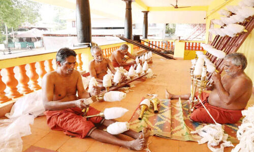 ആ​റാ​ട്ടു​പു​ഴ പൂ​ര​ത്തി​ന് കൈ​പ്പ​ന്ത​ങ്ങ​ൾ ഒ​രു​ങ്ങി