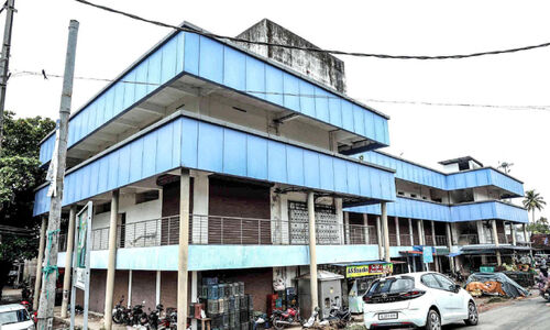 ആൽ കിളിർക്കുന്ന’ ഷോപ്പിങ്​ കോംപ്ലക്സ്; കെടുകാര്യസ്ഥതയുടെ നിത്യസ്മാരകം