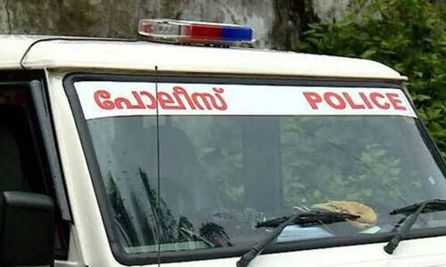 പൊലീസിന്റെ അതിബുദ്ധിയിൽ നിരപരാധിക്ക് പീഡനം; തീർപ്പായ’ കേസിലെ പ്രതിയെ വാതിൽ ചവിട്ടിപ്പൊളിച്ച് കസ്റ്റഡിയിലെടുത്ത് പൊലീസ് പൊലീസിന്റെ അതിബുദ്ധിയിൽ നിരപരാധിക്ക് പീഡനം; തീർപ്പായ’ കേസിലെ പ്രതിയെ വാതിൽ ചവിട്ടിപ്പൊളിച്ച് കസ്റ്റഡിയിലെടുത്ത് പൊലീസ്