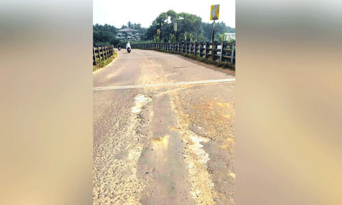 പത്താണ്ടായിട്ടും അറ്റകുറ്റപ്പണിയില്ല; തിരുനാവായ റെയിൽവേ മേൽപാലത്തിൽ യാത്ര ദുസ്സഹം പത്താണ്ടായിട്ടും അറ്റകുറ്റപ്പണിയില്ല; തിരുനാവായ റെയിൽവേ മേൽപാലത്തിൽ യാത്ര ദുസ്സഹം