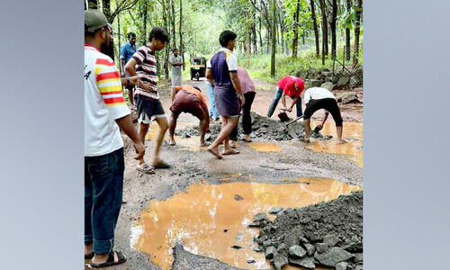 അവഗണനയിൽ സഹികെട്ടു; നാടിറങ്ങി, റോഡ് നന്നാക്കാൻ അവഗണനയിൽ സഹികെട്ടു; നാടിറങ്ങി, റോഡ് നന്നാക്കാൻ
