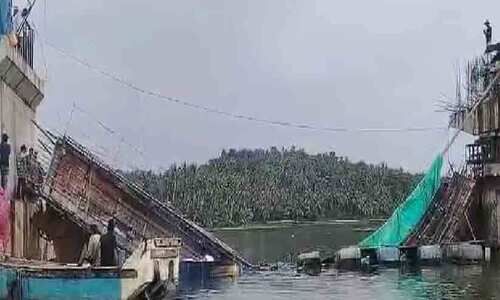 കൊയിലാണ്ടിയിൽ 24 കോടി ചെലവിട്ട് നിർമിക്കുന്ന പാലം തകർന്നുവീണു; അന്വേഷണത്തിന് ഉത്തരവിട്ട് പൊതുമരാമത്ത് വകുപ്പ്