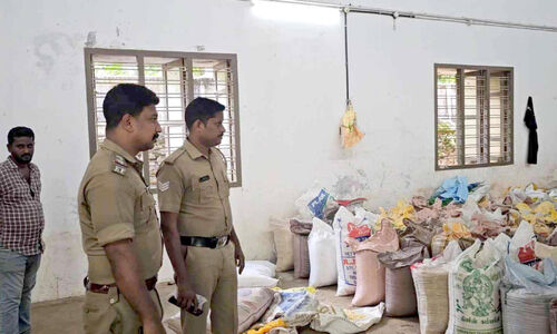 പാറശ്ശാലയിൽ ഫുഡ് ഗോഡൗണില് പരിശോധന; 15,000 കിലോ റേഷനരി പിടികൂടി പാറശ്ശാലയിൽ ഫുഡ് ഗോഡൗണില് പരിശോധന; 15,000 കിലോ റേഷനരി പിടികൂടി