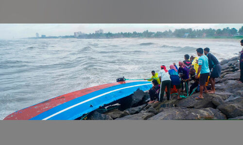 ക​ട​ൽ പ്ര​ക്ഷു​ബ്ധം: ആ​റ് വ​ഞ്ചി​ക​ളും തൊ​ഴി​ലാ​ളി​ക​ളെ​യും ര​ക്ഷ​പ്പെ​ടു​ത്തി