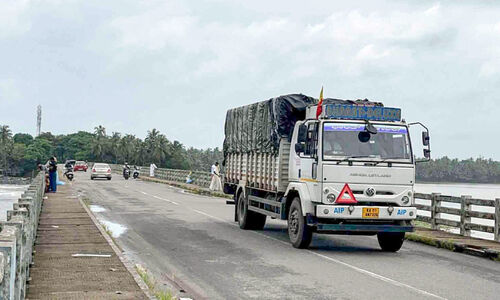ക​ട​ലു​ണ്ടി​ക്ക​ട​വ് പാ​ലം അ​പ​ക​ടാ​വ​സ്ഥ​യി​ൽ; നി​രോ​ധ​നം ലം​ഘി​ച്ച് ചീ​റി​പ്പാ​ഞ്ഞ് ച​ര​ക്ക് വാ​ഹ​ന​ങ്ങ​ൾ