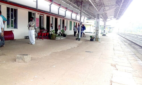 ഇരിപ്പിടമില്ല; ശാസ്താംകോട്ട റെയിൽവേ സ്റ്റേഷനിൽ വലഞ്ഞ്​​ യാത്രക്കാർ