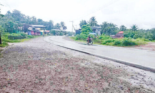 മുണ്ടൂർ-തൂത പാതയിൽ വഴിനീളെ വളവുകൾ മുണ്ടൂർ-തൂത പാതയിൽ വഴിനീളെ വളവുകൾ