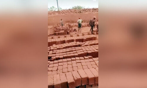 കെട്ടിടനിർമാണ മേഖലയിൽ പ്രതിസന്ധി: ചെങ്കല്ലിന് നിയന്ത്രണമില്ലാതെ വിലകൂട്ടുന്നു കെട്ടിടനിർമാണ മേഖലയിൽ പ്രതിസന്ധി: ചെങ്കല്ലിന് നിയന്ത്രണമില്ലാതെ വിലകൂട്ടുന്നു