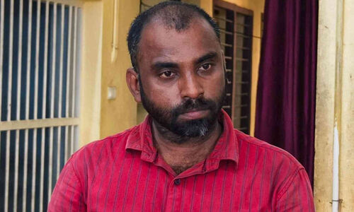 സ്കൂൾ മതിൽചാടി വസ്ത്രം ഊരി നഗ്നത പ്രദർശിപ്പിച്ചു, ദൃശ്യം അധ്യാപകർ ഫോണിൽ പകർത്തി; പ്രതി പിടിയിൽ