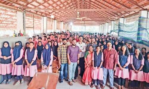 മാ​ധ്യ​മം വെ​ളി​ച്ചം ‘ലെ​റ്റ്സ് കൂ​ൾ’ പ​ദ്ധ​തി പെ​ര​ക​മ​ണ്ണ ഗ​വ. ഹൈ​സ്കൂ​ളി​ലും