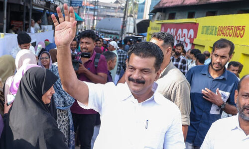 ഈ കഥയിലെ ഹീറോ ഞാനാടാ; കണക്കുകൂട്ടൽ പിഴക്കാതെ കരുത്തുകാട്ടി അൻവർ