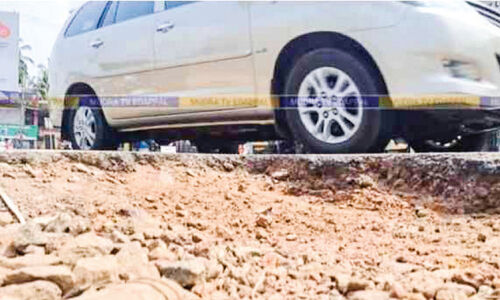 അപകടക്കെണിയൊരുക്കി സംസ്ഥാന പാതയോരം അപകടക്കെണിയൊരുക്കി സംസ്ഥാന പാതയോരം