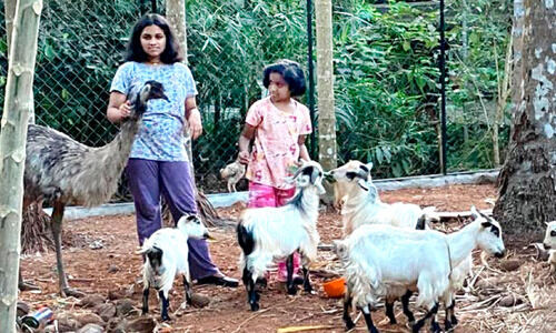 കാർഷികവൃത്തിയിൽ മുതിർന്നവരെ വെല്ലും സാനിയയും കാർത്തികയും