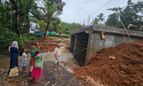 താ​ൽക്കാ​ലി​ക റോ​ഡു​ക​ൾ ഒ​ലി​ച്ചു​പ്പോ​യി; ശ്രീ​ക​ണ്ഠ​പു​രം-​ന​ടു​വി​ൽ റോ​ഡി​ൽ ഗ​താ​ഗ​തം എ​ന്നു സാ​ധ്യ​മാ​കും