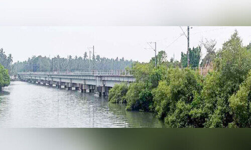 ല​ഹ​രി​സം​ഘം പി​ടി​മു​റു​ക്കി ക​ട​ലു​ണ്ടി റെ​യി​ൽ​വേ പാ​ല​വും ക​ണ്ട​ൽ കാ​ടു​ക​ളും