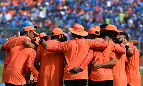 ടോസ് ഭാഗ്യം ആസ്ട്രേലിയക്ക്; ഇന്ത്യയെ ബാറ്റിങ്ങിനയച്ചു; നീലക്കടലായി അഹ്മദാബാദ്