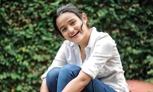 മീ​നാ​ക്ഷി ഹാ​പ്പി​യാ​ണ്