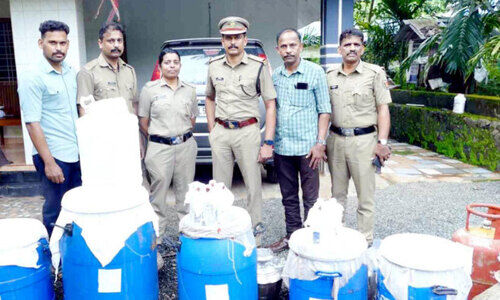 എക്സൈസിന്റെ വൻ ചാരായ വേട്ട; ടെറസിൽ വ്യാജ വാറ്റ് കേന്ദ്രം എക്സൈസിന്റെ വൻ ചാരായ വേട്ട; ടെറസിൽ വ്യാജ വാറ്റ് കേന്ദ്രം