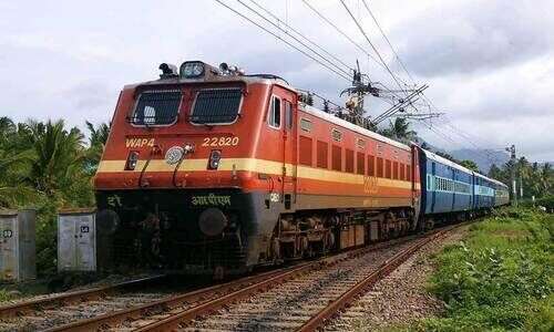 അവസാനിക്കാതെ യാത്രാദുരിതം; റേക്കുകൾ വർധിപ്പിക്കണം, ട്രെയിനുകളും അവസാനിക്കാതെ യാത്രാദുരിതം; റേക്കുകൾ വർധിപ്പിക്കണം, ട്രെയിനുകളും