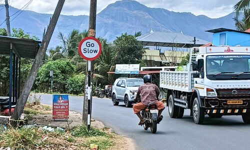 പാതയോട് ചേർന്ന് 12 വൈദ്യുതി തൂണുകൾ; കൊല്ലങ്കോട്-പാലക്കാട് റോഡിൽ അപകട യാത്ര പാതയോട് ചേർന്ന് 12 വൈദ്യുതി തൂണുകൾ; കൊല്ലങ്കോട്-പാലക്കാട് റോഡിൽ അപകട യാത്ര