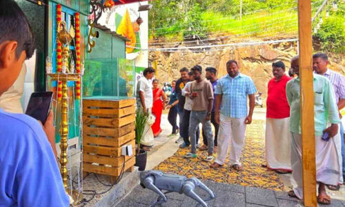 കുഞ്ഞ് റോബോട്ട് ഉദ്ഘാടനം ചെയ്ത ‘മരം കഫേ’ക്ക് ബഹുമതി കുഞ്ഞ് റോബോട്ട് ഉദ്ഘാടനം ചെയ്ത ‘മരം കഫേ’ക്ക് ബഹുമതി