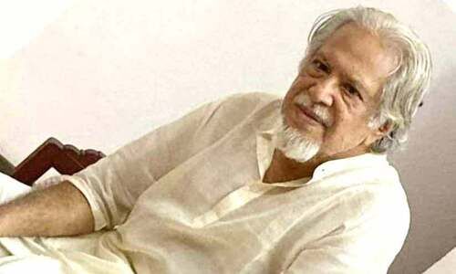 വെള്ളത്തിൽ കവിതയെഴുതുന്ന മുഹമ്മദ് ഷെരീഫ് വെള്ളത്തിൽ കവിതയെഴുതുന്ന മുഹമ്മദ് ഷെരീഫ്