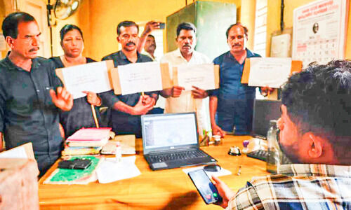 കുട്ടനാട്ടിലെ കുടിവെള്ളക്ഷാമം;  ജനപ്രതിനിധികൾ വാട്ടർ അതോറിറ്റി അസി. എൻജിനീയറെ ഉപരോധിച്ചു