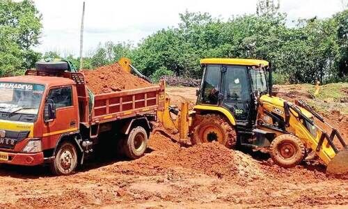 അനധികൃത മണ്ണെടുപ്പ്: വല്ലച്ചിറയിൽ ടിപ്പറും മണ്ണുമാന്തിയും പിടികൂടി