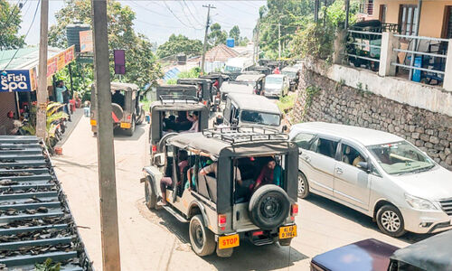 വേനലവധി തീരാറായതോടെ വിനോദസഞ്ചാരികളുടെ തിരക്ക്: വീർപ്പുമുട്ടി കാന്തല്ലൂർ വേനലവധി തീരാറായതോടെ വിനോദസഞ്ചാരികളുടെ തിരക്ക്: വീർപ്പുമുട്ടി കാന്തല്ലൂർ