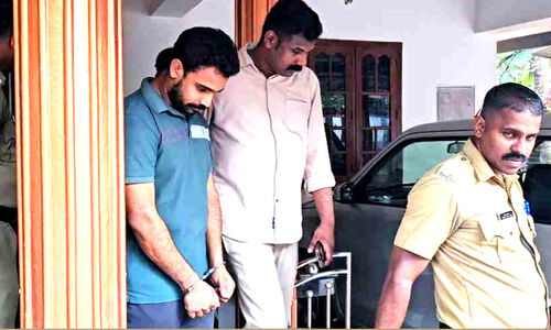 മയക്കി കിടത്തി വയോധിക ദമ്പതികളുടെ വീട്ടിൽനിന്ന് ആറുപവൻ കവർച്ച; പ്രതിയുമായി തെളിവെടുപ്പ്