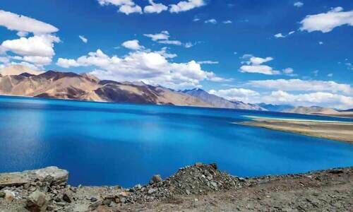 ഹിമാനിയുരുക്കം നീന്തി പാൻഗോങ്ങിന്റെ തീരത്ത് ഹിമാനിയുരുക്കം നീന്തി പാൻഗോങ്ങിന്റെ തീരത്ത്