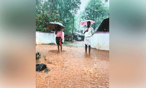 മുറ്റം നിറഞ്ഞ് മഴവെള്ളം; പ്രതിസന്ധിയിൽ രണ്ട് കുടുംബങ്ങൾ മുറ്റം നിറഞ്ഞ് മഴവെള്ളം; പ്രതിസന്ധിയിൽ രണ്ട് കുടുംബങ്ങൾ