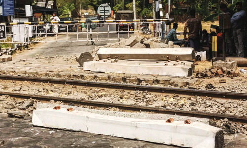 മങ്കര കാളികാവ് ഗേറ്റ് അടച്ചിടൽ; വിവരമറിയാത്ത യാത്രക്കാർ പെട്ടു മങ്കര കാളികാവ് ഗേറ്റ് അടച്ചിടൽ; വിവരമറിയാത്ത യാത്രക്കാർ പെട്ടു