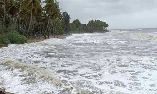 ആ​ർ​ത്തു​​പെ​യ്ത് കാ​ല​വ​ർ​ഷം; ക​ട​ലെ​ടു​ത്ത പ​ര​പ്പാ​ൽ ബീ​ച്ചി​ൽ ആ​ധി​യു​ടെ നാ​ളു​ക​ൾ