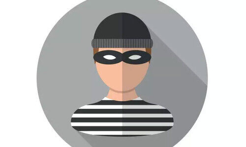 മോ​ഷ്ടി​ക്കാ​നൊന്നും കി​ട്ടി​യി​ല്ല; പാലും ബി​സ്ക​റ്റും ക​ഴി​ച്ച് ക​ള്ള​ൻ മ​ട​ങ്ങി