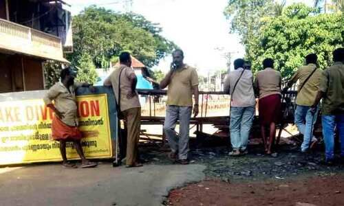 ചിറക്കൽ പാലം നിർമാണം; താൽക്കാലിക ബണ്ട് റോഡും അടച്ചു ചിറക്കൽ പാലം നിർമാണം; താൽക്കാലിക ബണ്ട് റോഡും അടച്ചു