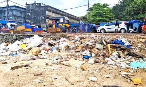 ആർക്കും വേണ്ടാതെ ഈ കടൽത്തീരം ആർക്കും വേണ്ടാതെ ഈ കടൽത്തീരം
