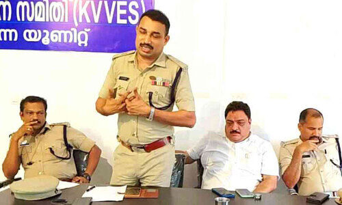 പടന്നയിൽ സമാധാന യോഗം വിളിച്ചുചേർത്ത് പൊലീസ്; കടകൾക്കും ടർഫിനും സമയക്രമം