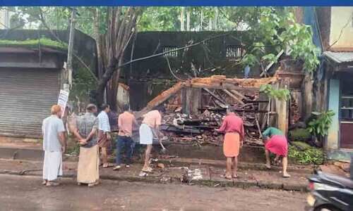 കനത്ത മഴ: അത്തോളിയിൽ ജീർണിച്ച ഇരുനില കെട്ടിടം നിലം പൊത്തി; സ്കൂട്ടർ യാത്രികന് പരിക്ക് കനത്ത മഴ: അത്തോളിയിൽ ജീർണിച്ച ഇരുനില കെട്ടിടം നിലം പൊത്തി; സ്കൂട്ടർ യാത്രികന് പരിക്ക്