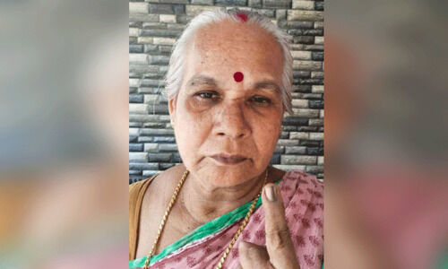 മായാതെ 2016ലെ മഷി; വോട്ട് ചെയ്യാനാകാതെ ഉഷ മായാതെ 2016ലെ മഷി; വോട്ട് ചെയ്യാനാകാതെ ഉഷ