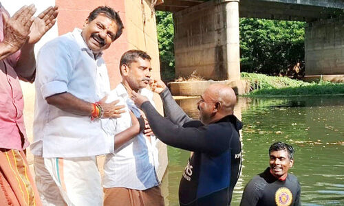 നാലു പവന്റെ സ്വർണമാല ആറ്റിൽപ്പോയി, മുങ്ങിയെടുത്ത് ഫയർഫോഴ്സ്