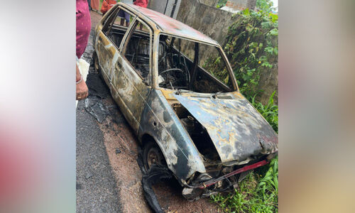 ലഹരി വിൽപന സംഘങ്ങൾ റോഡിൽ ഏറ്റുമുട്ടി; കാർ കത്തിച്ചു