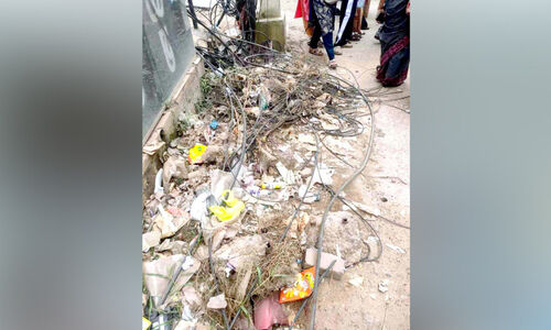 നടപ്പാതയിലെ കേബിളുകൾ വഴിയാത്രക്കാർക്ക് ഭീഷണിയായി