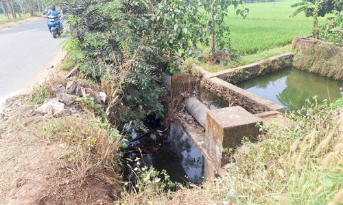 കൈവരികൾ തകർന്ന് കൊളത്തൂരിലെ അപകട പാലം കൈവരികൾ തകർന്ന് കൊളത്തൂരിലെ അപകട പാലം