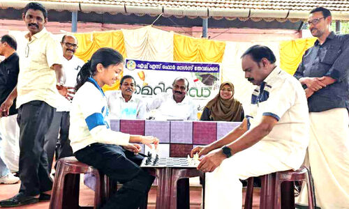 എം.എൽ.എക്ക്​ ‘ചെക്ക്​’ വെച്ച്​ സഹോദരിമാർ