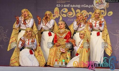 ആടിത്തിമിർത്ത് മണവാട്ടിയും തോഴിമാരും...