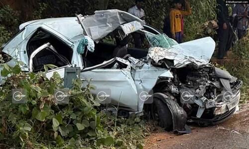 കാറും ബസ്സും കൂട്ടിയിടിച്ച് നാലുപേർക്ക് ഗുരുതരം; കാർ പൂർണമായും തകർന്നു കാറും ബസ്സും കൂട്ടിയിടിച്ച് നാലുപേർക്ക് ഗുരുതരം; കാർ പൂർണമായും തകർന്നു