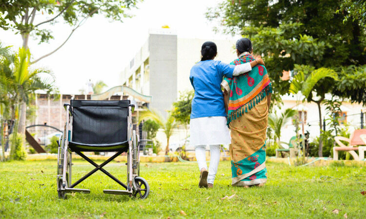 ‘തണുപ്പ് കാലത്ത് മുത്തശ്ശനും മുത്തശ്ശിക്കും കൂടുതൽ ശ്രദ്ധ നൽകാറുണ്ടോ?’ -മഴക്കാലത്ത് കിടപ്പുരോഗീ പരിചരണത്തിൽ ശ്രദ്ധിക്കേണ്ട കാര്യങ്ങളിതാ