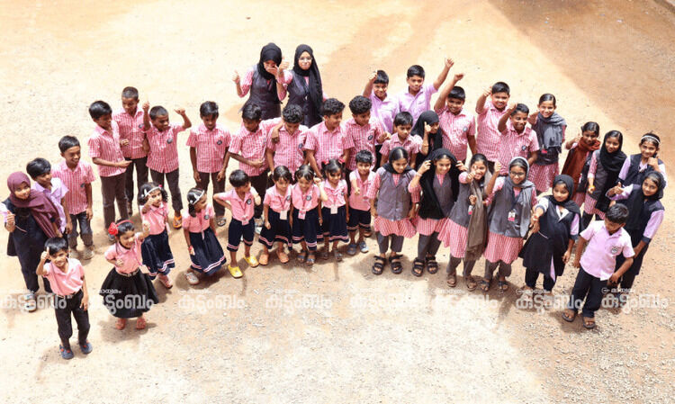 17 ജോടി ഇരട്ടകൾ, രണ്ടു ജോടി മൂവർ സംഘം; ഈ സ്കൂളിന് പറയാനുള്ളത് ‘ഇരട്ട മാഹാത്മ്യം’